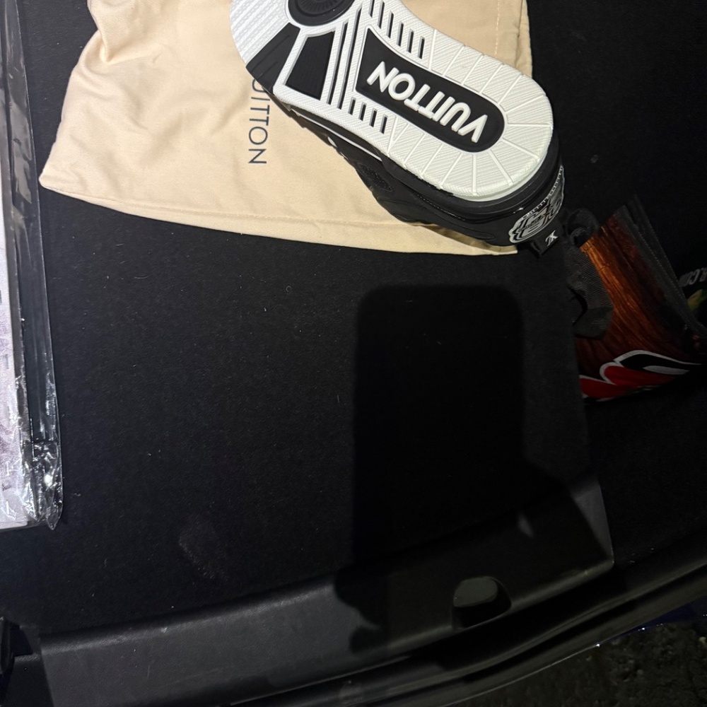 Size9 LV skate sneaker - Picture 3 of 5